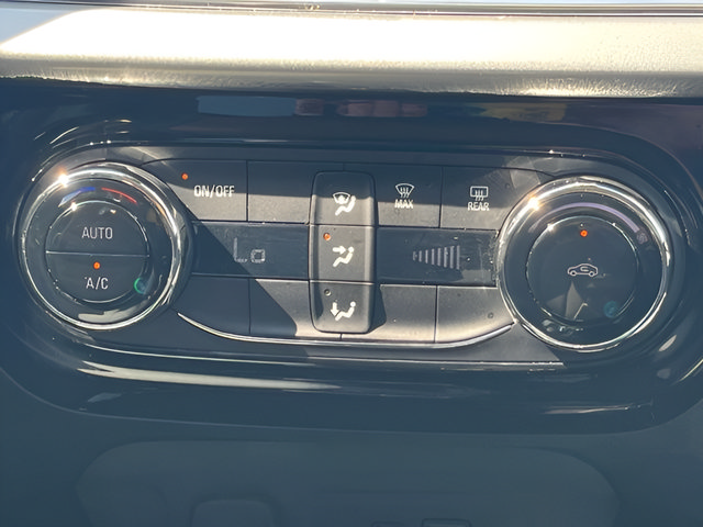 Used 2025 Chevrolet Trax LT FWD image 27