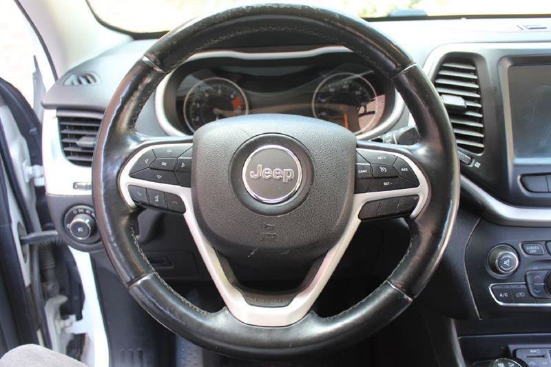 Used 2018 Jeep Cherokee Trailhawk AWD/4WD image 16