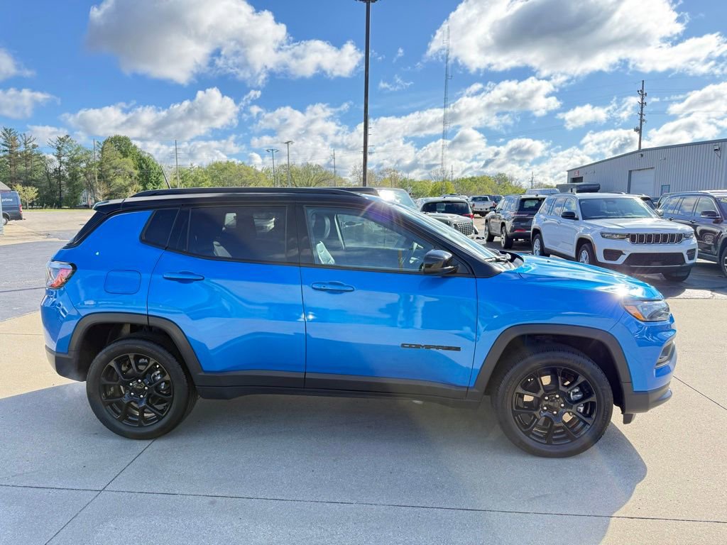 Used 2023 Jeep Compass Latitude AWD/4WD image 8