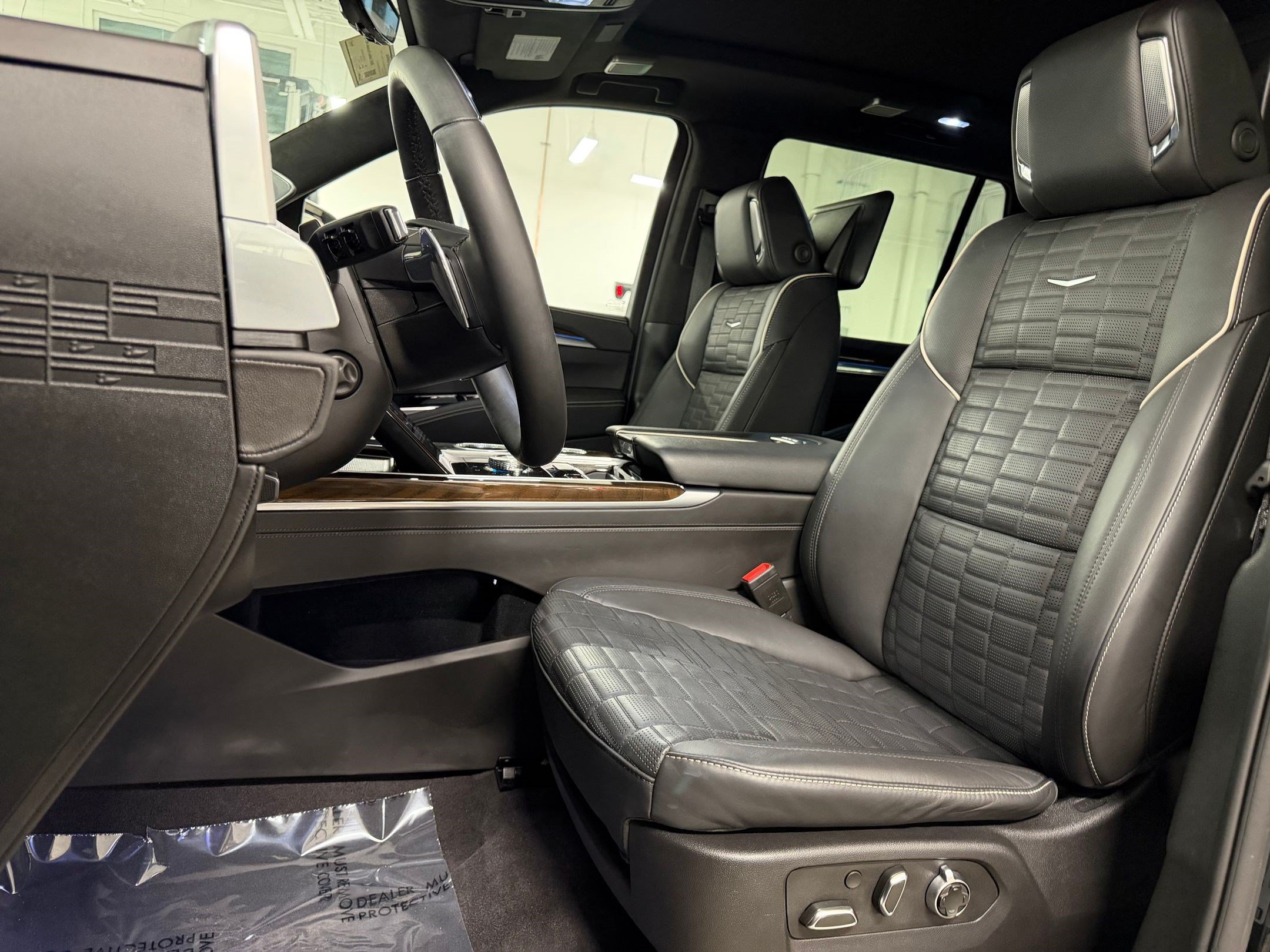 Certified 2025 Cadillac Escalade Sport Platinum w/ LPO, ONYX Package AWD/4WD image 4