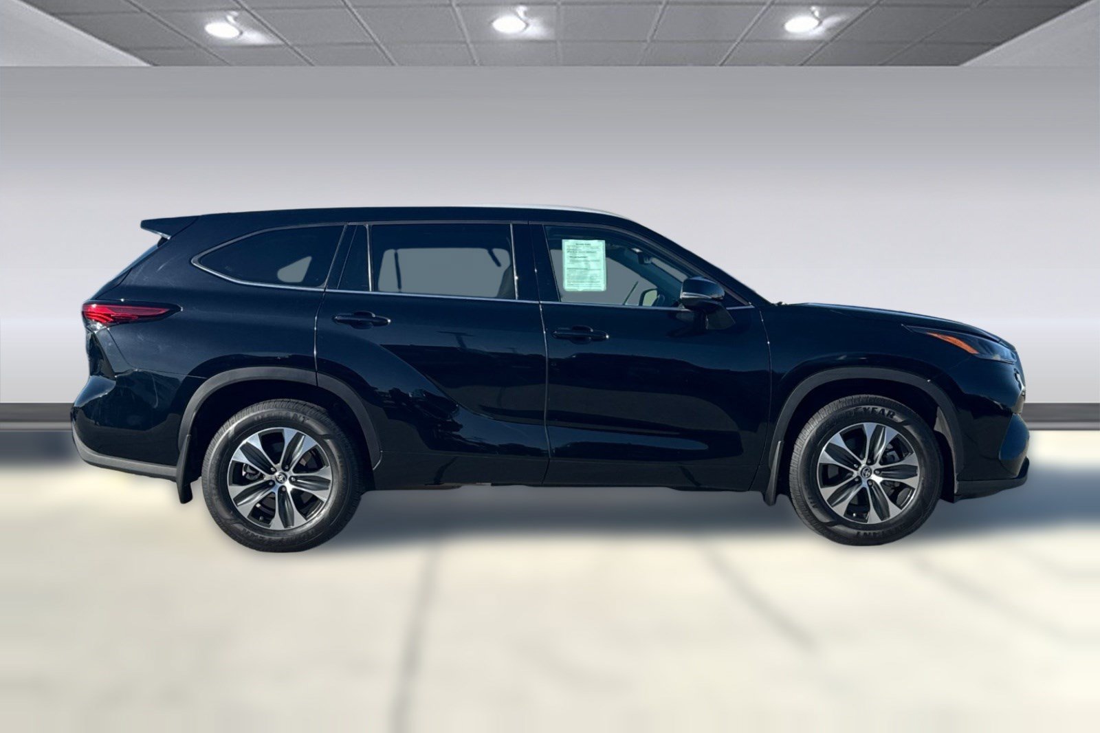 Used 2022 Toyota Highlander XLE AWD/4WD image 8