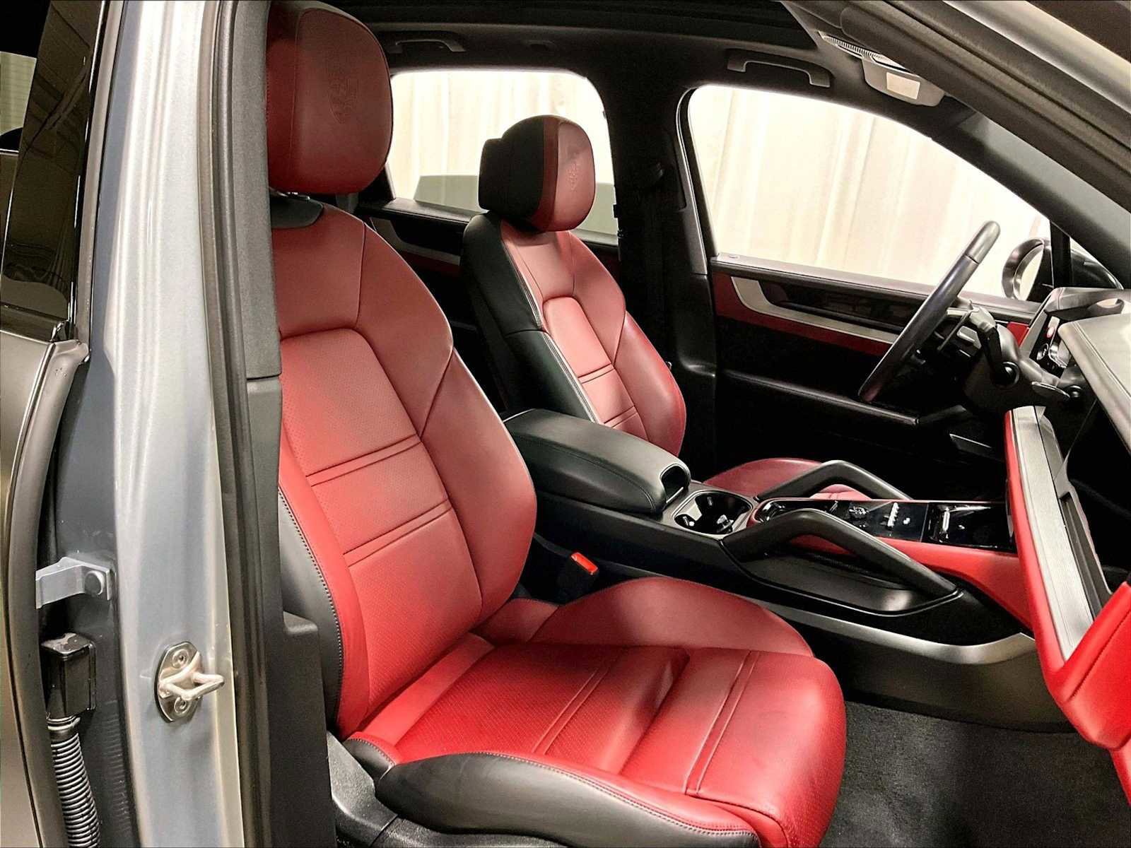 Used 2024 Porsche Cayenne image 30