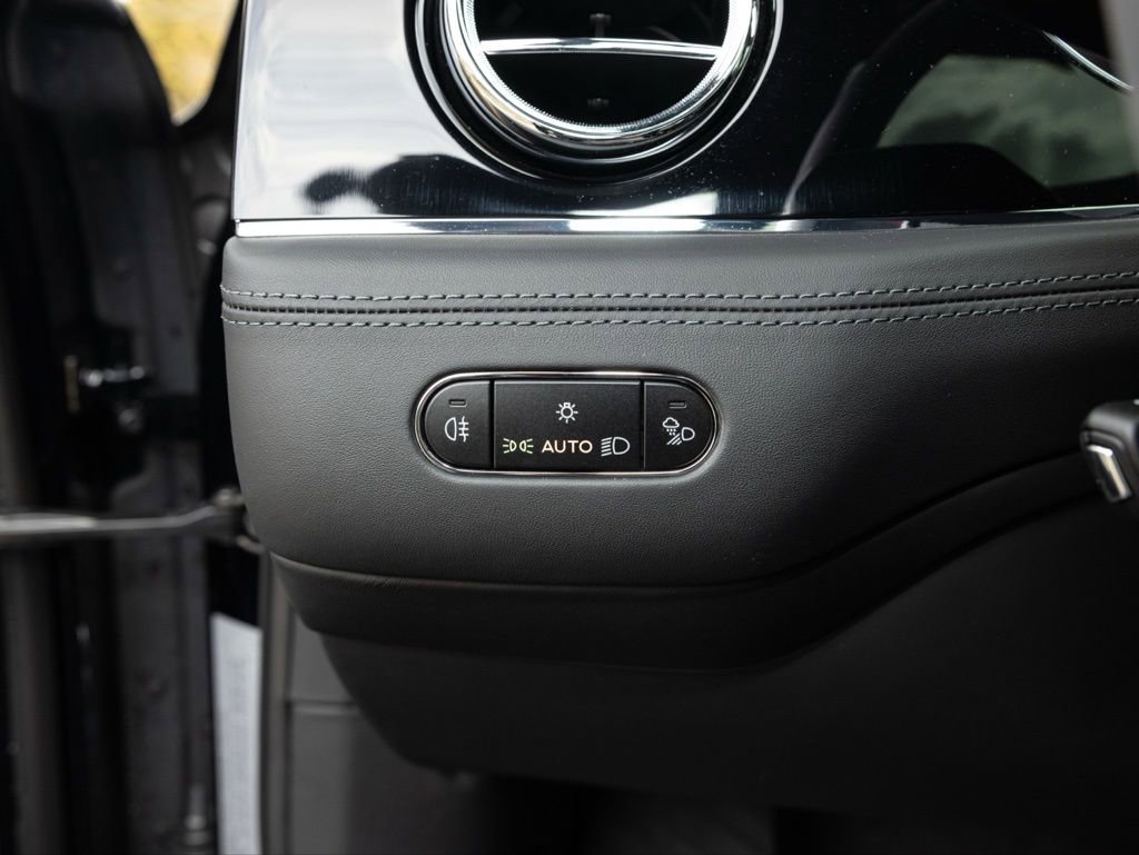 Used 2025 Bentley Bentayga V8 image 35