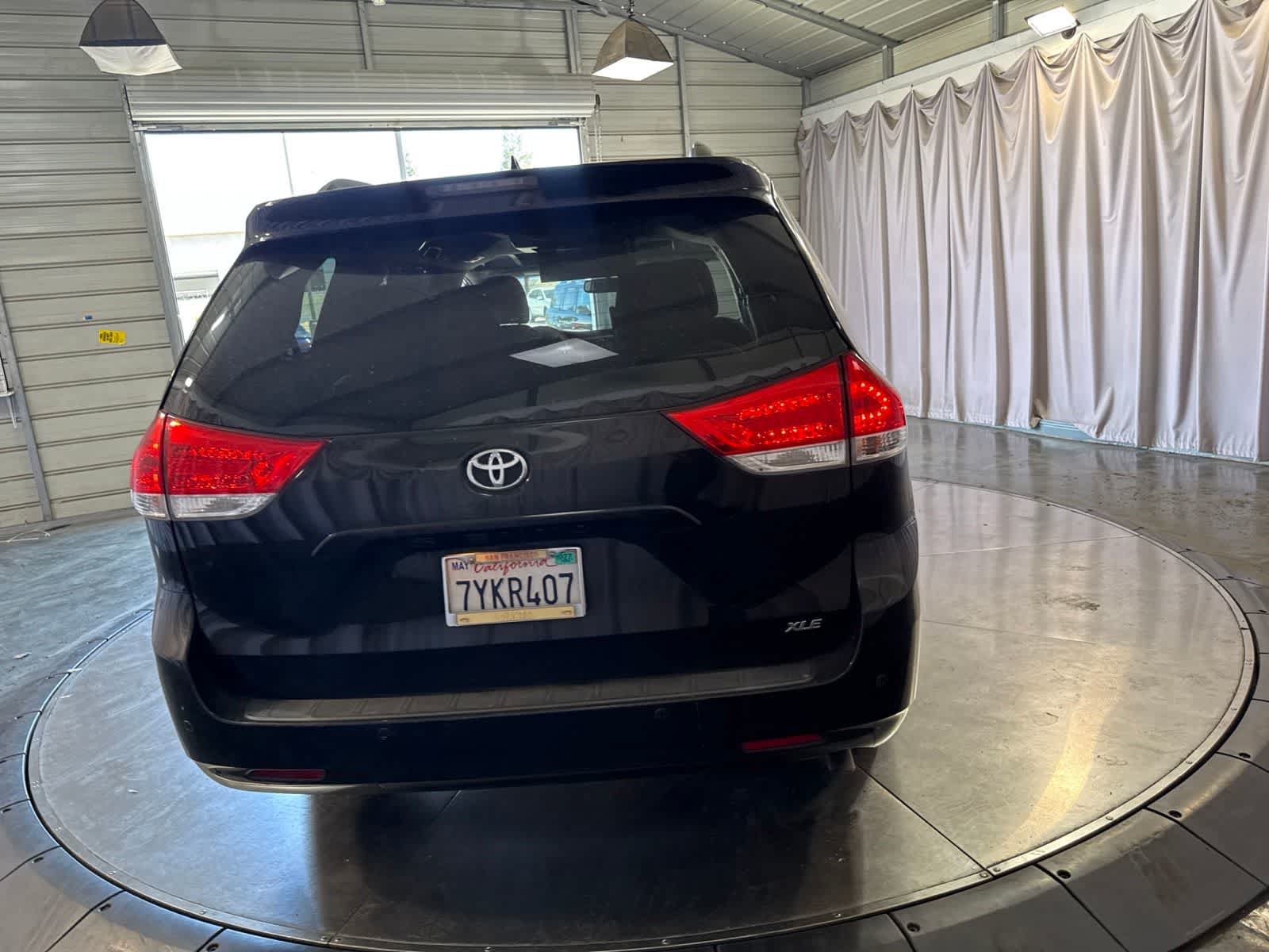 Used 2014 Toyota Sienna XLE w/ XLE Premium Package FWD image 6