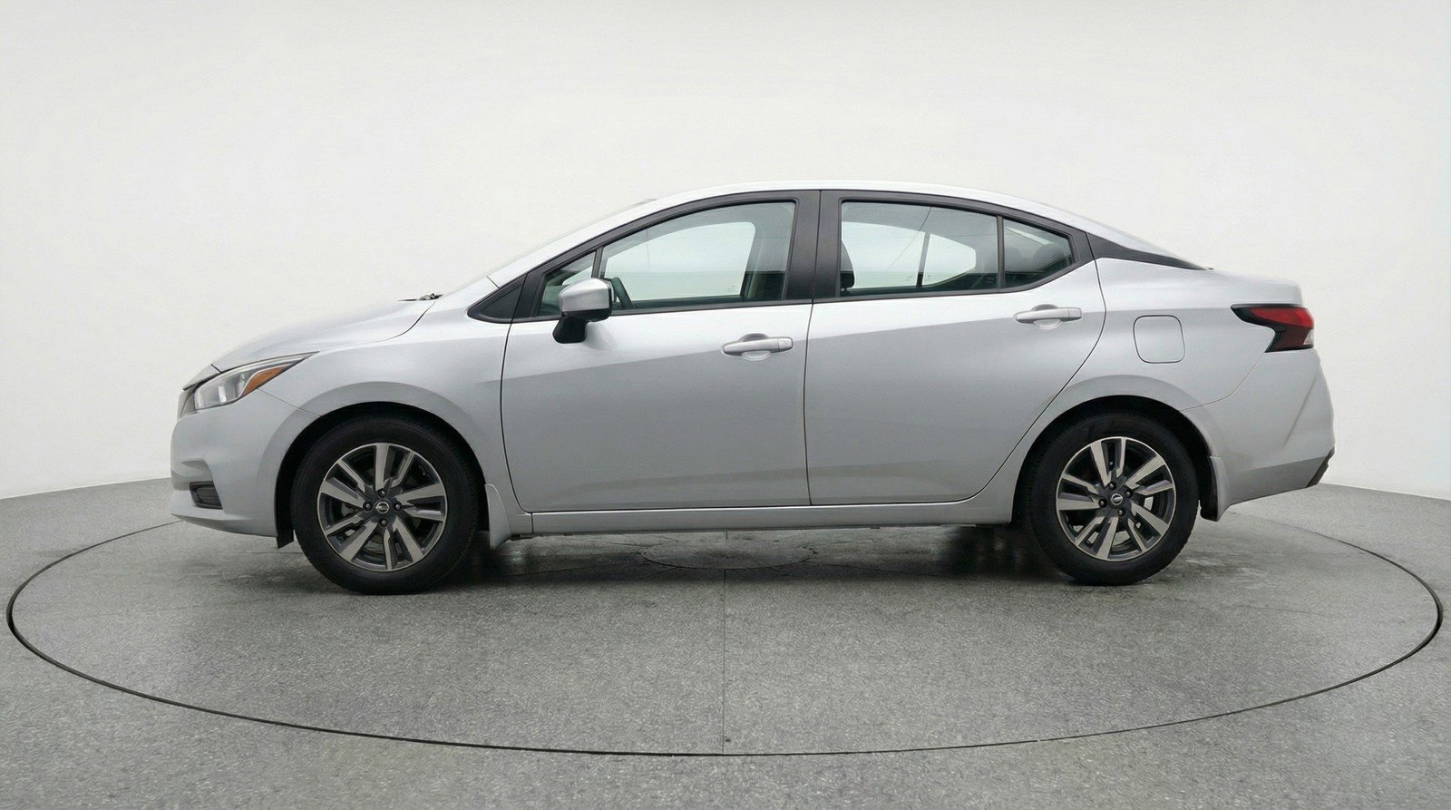 Used 2025 Nissan Versa SV image 5