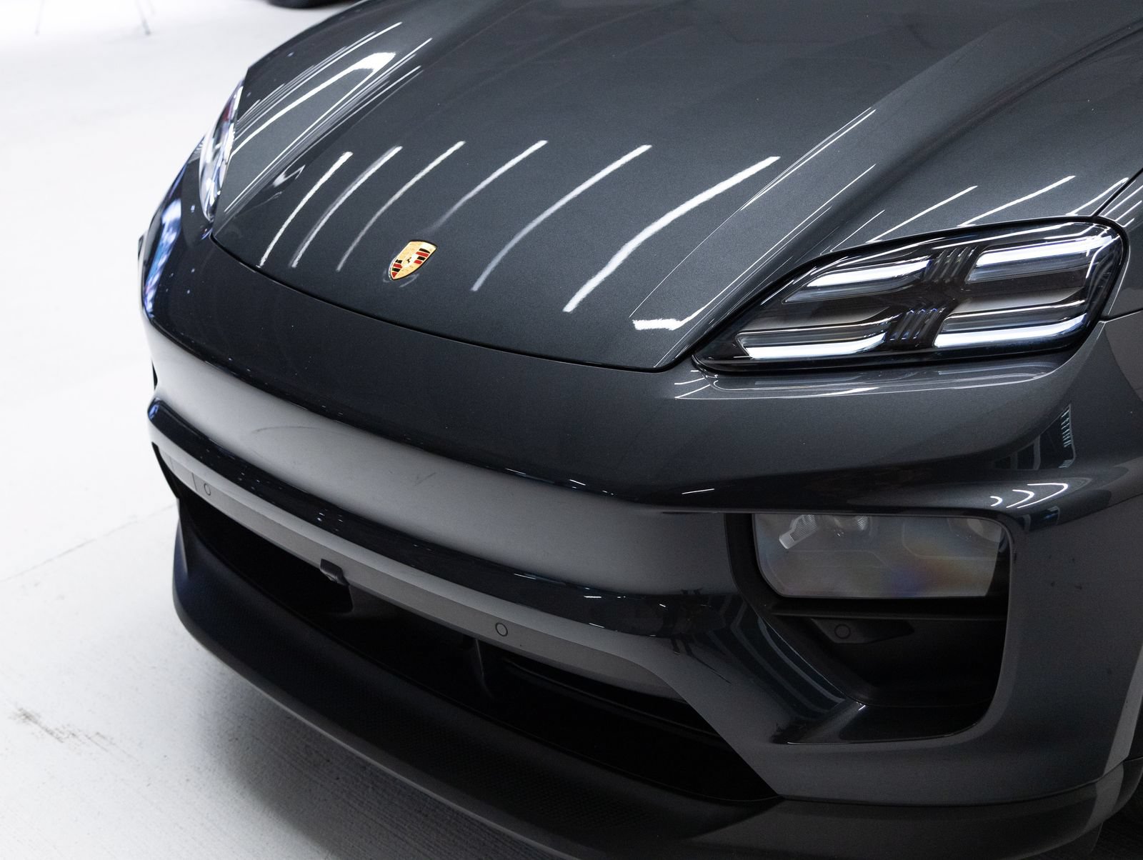 Certified 2025 Porsche Macan Electric RWD image 31