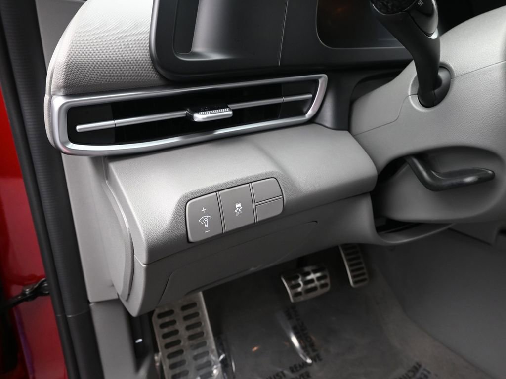 Certified 2025 Hyundai Elantra Sport image 21