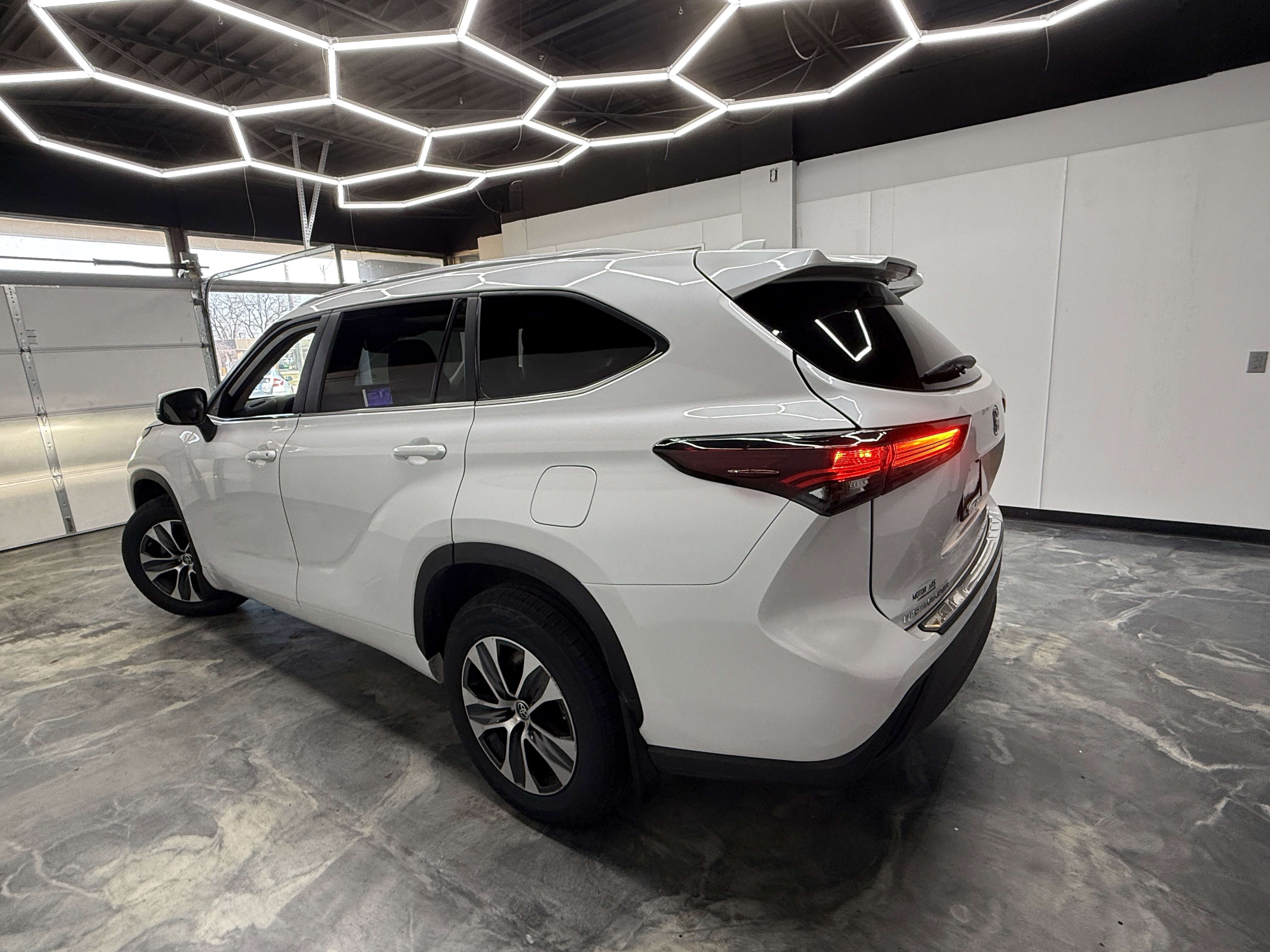 Used 2024 Toyota Highlander XLE image 3