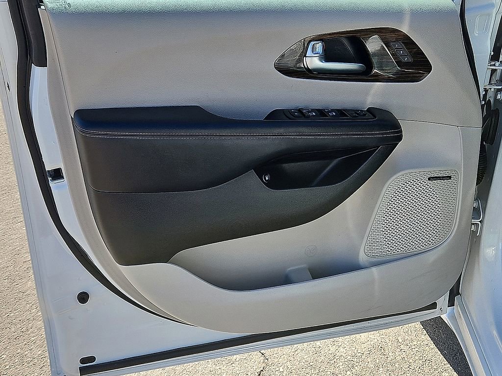 Used 2022 Chrysler Pacifica Limited image 16