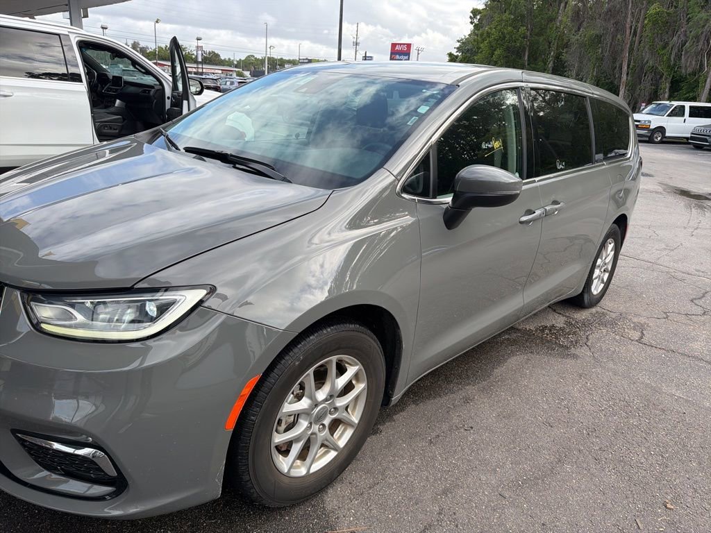 Used 2023 Chrysler Pacifica Touring-L image 1