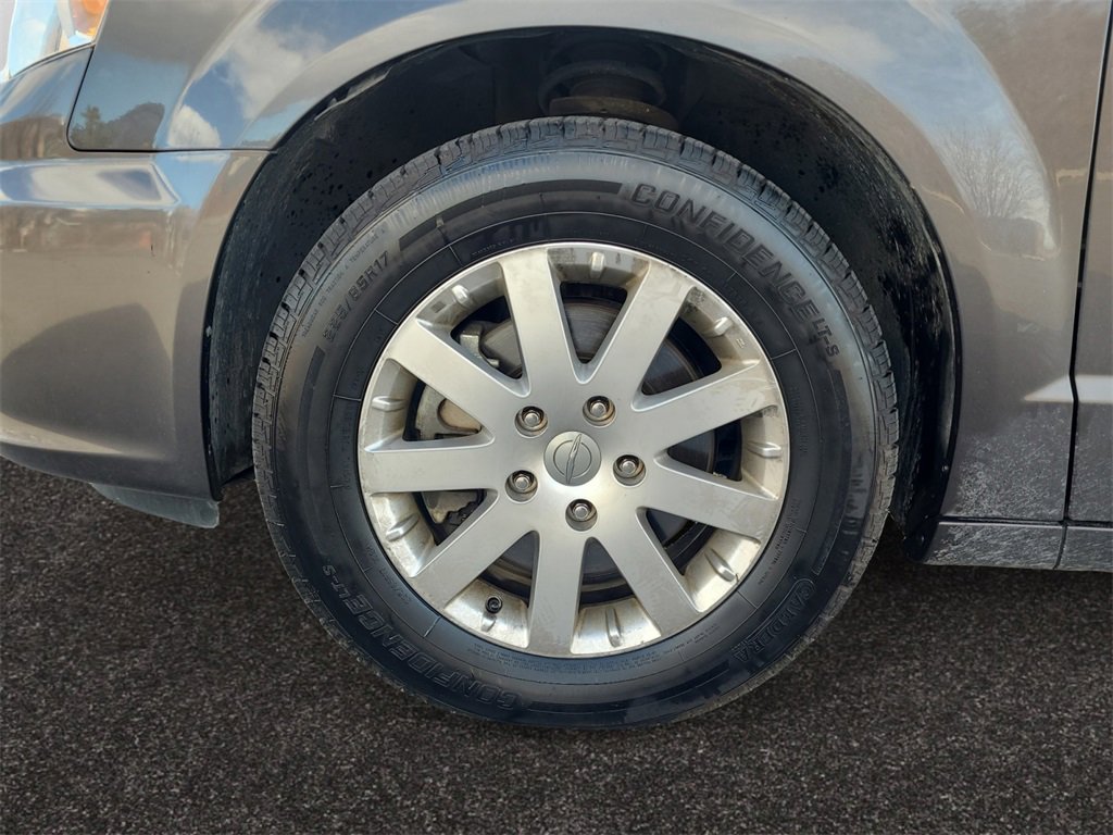 Used 2015 Chrysler Town & Country Touring image 14