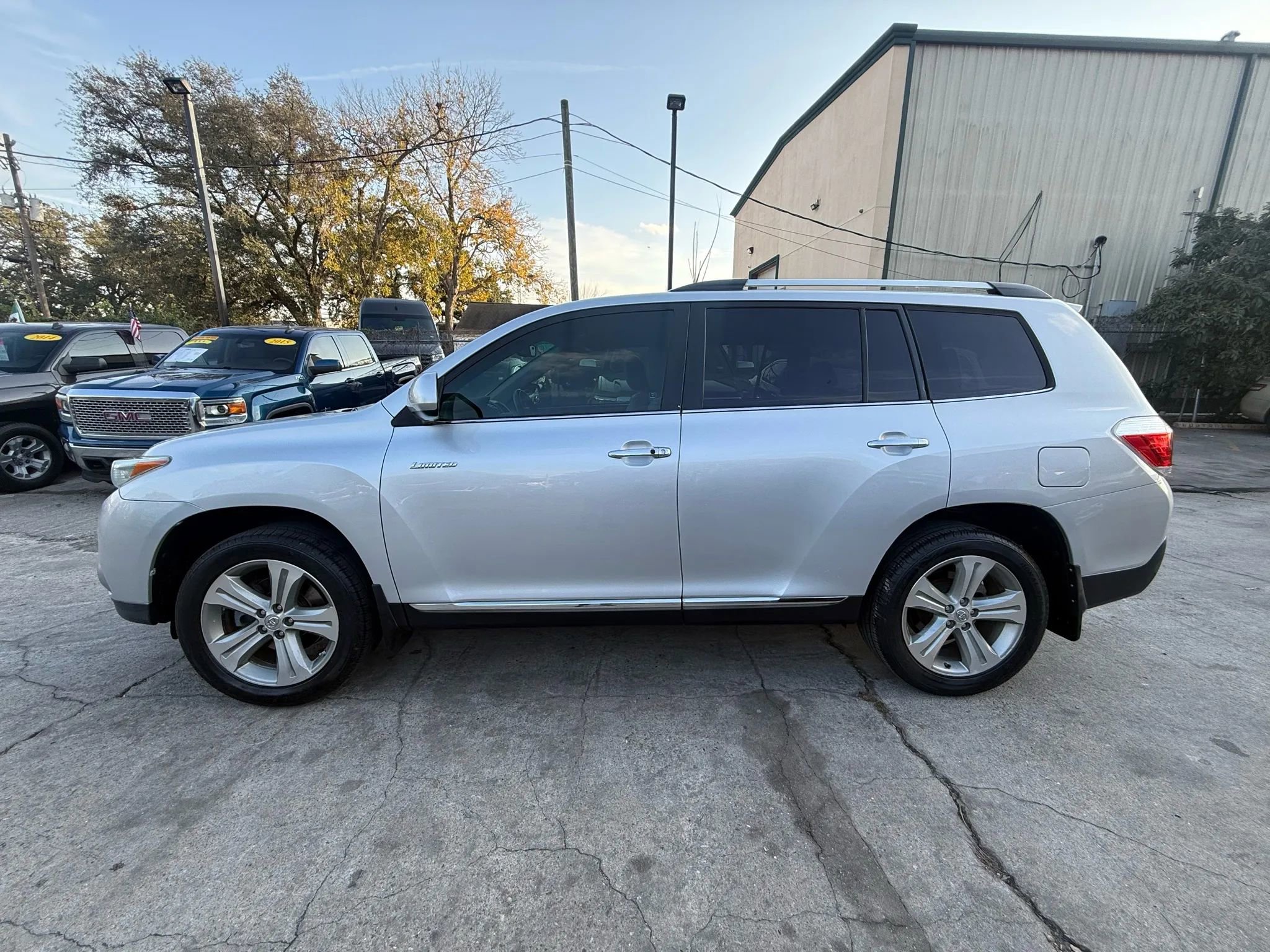 Used 2012 Toyota Highlander Limited w/ Tow Pkg image 4