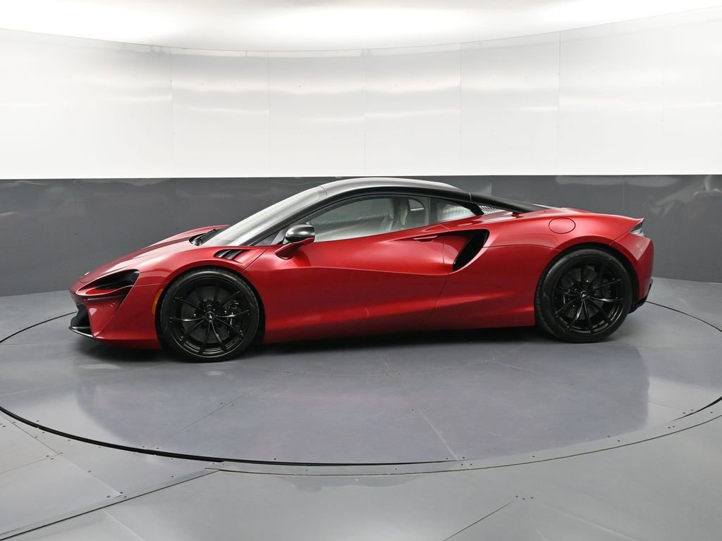 Used 2024 McLaren Artura RWD image 2