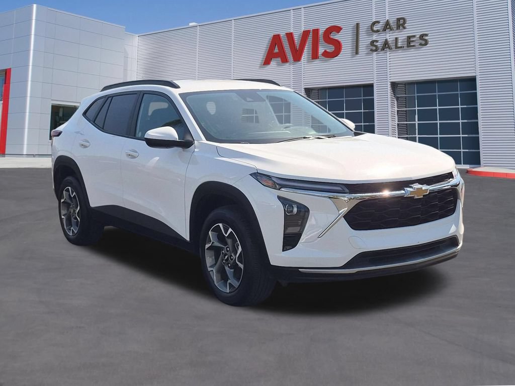 Used 2025 Chevrolet Trax LT w/ LT Convenience Package FWD image 3