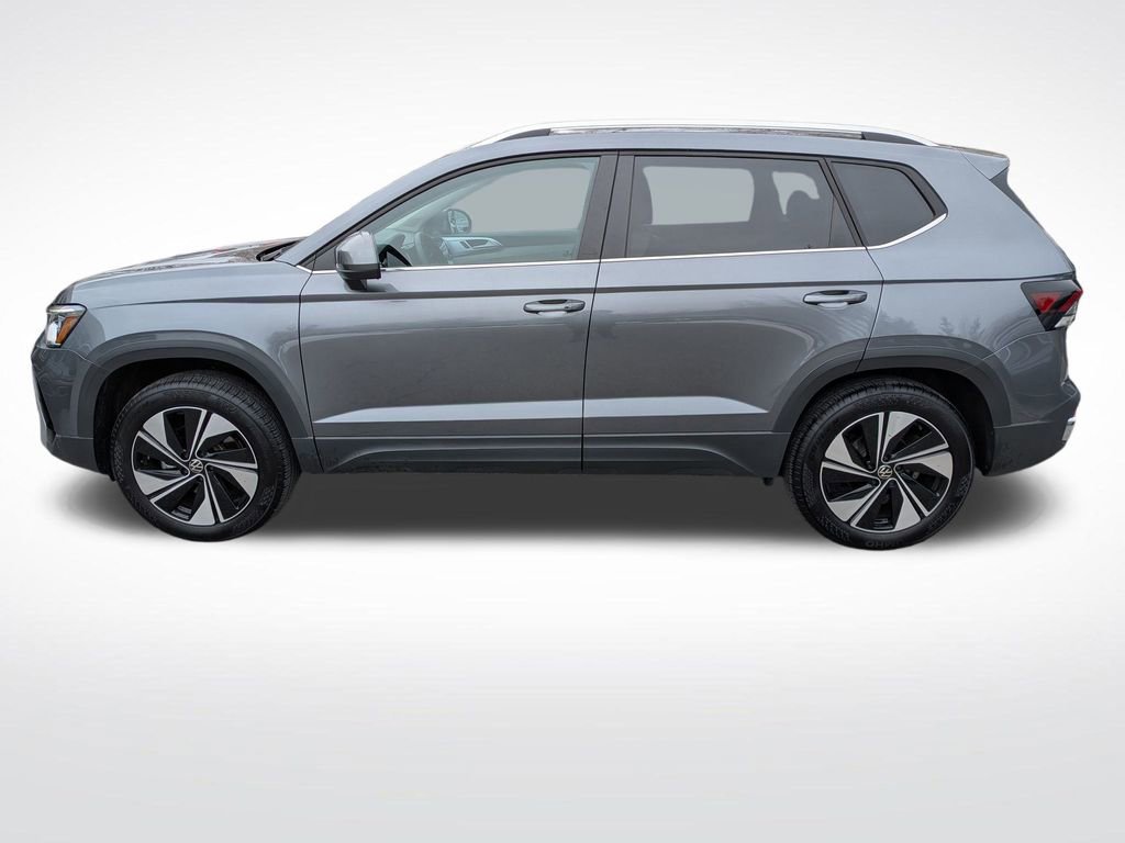 Used 2025 Volkswagen Taos SE w/ Panoramic Sunroof Package image 2