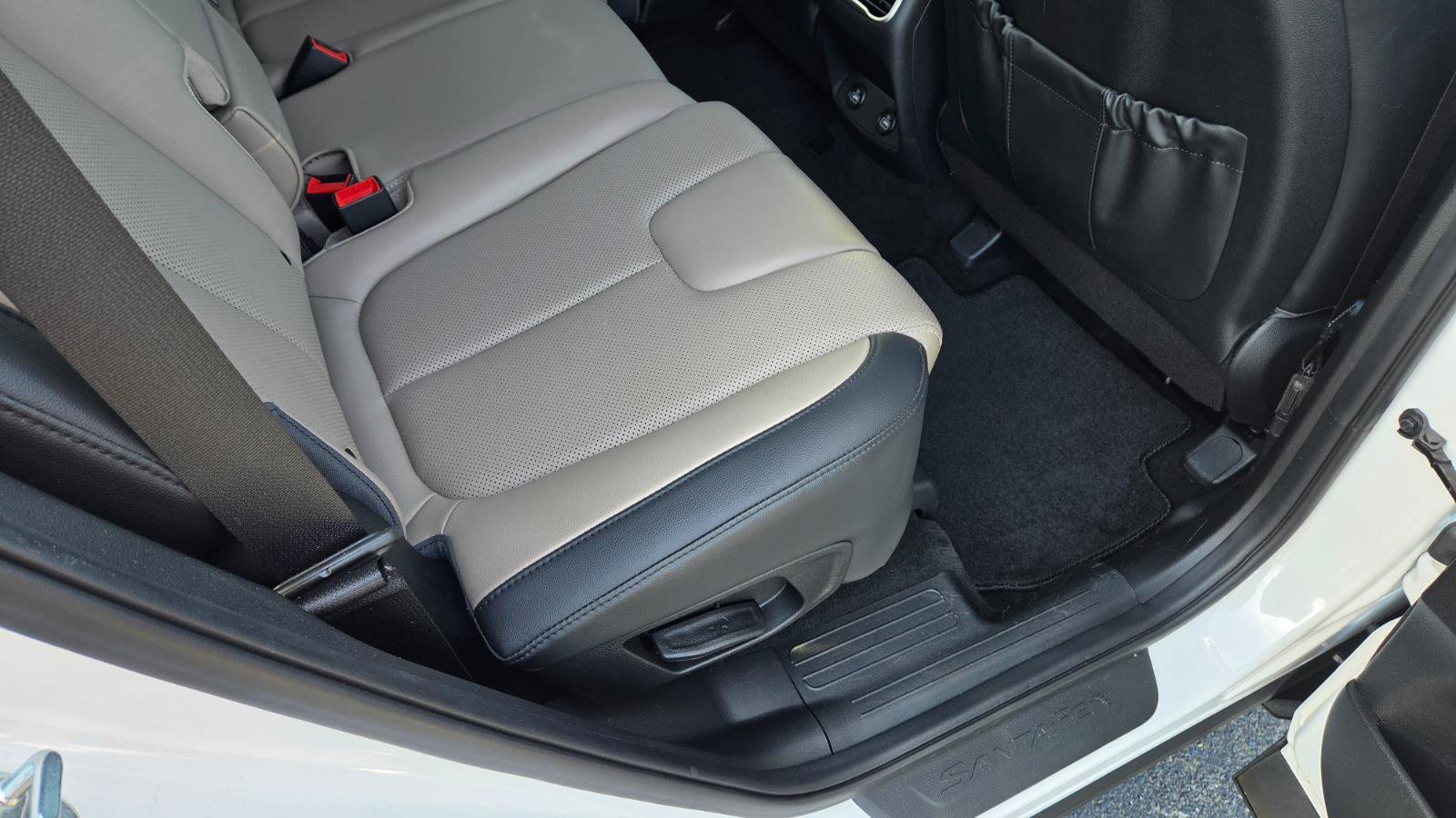 Used 2023 Hyundai Santa Fe SEL w/ Premium Package image 47