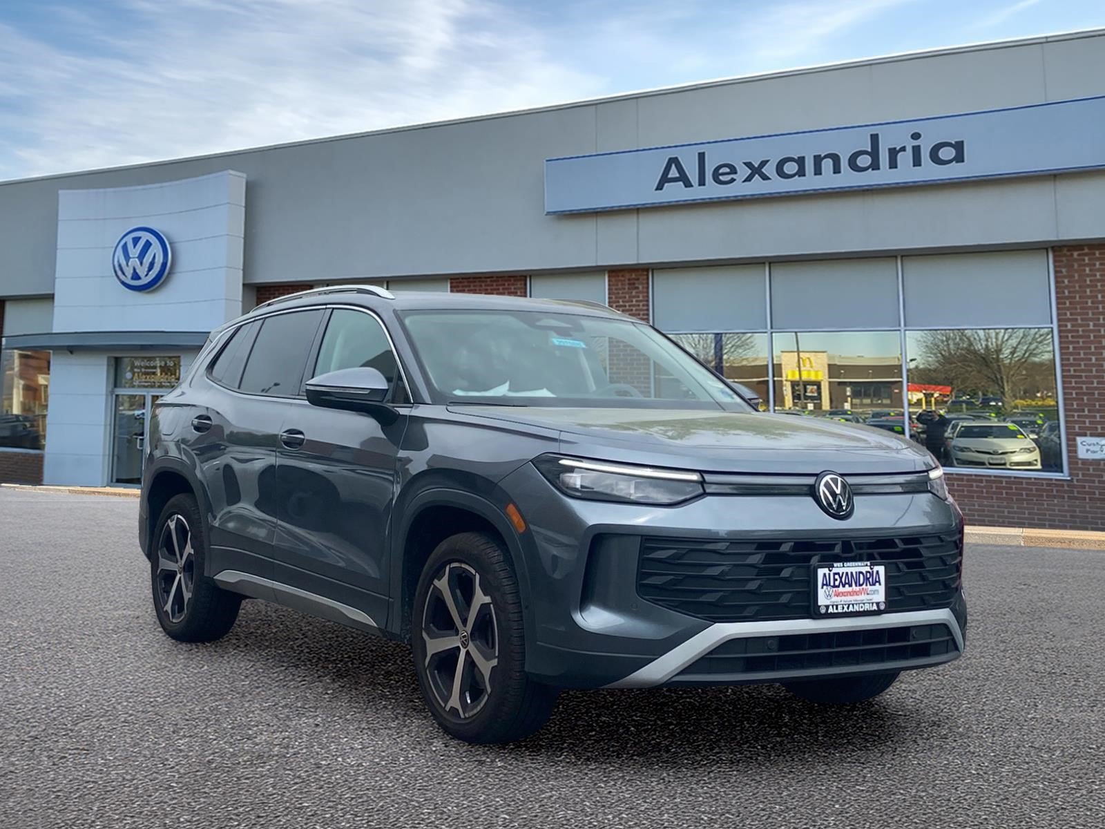 Used 2025 Volkswagen Tiguan SE AWD/4WD image 1