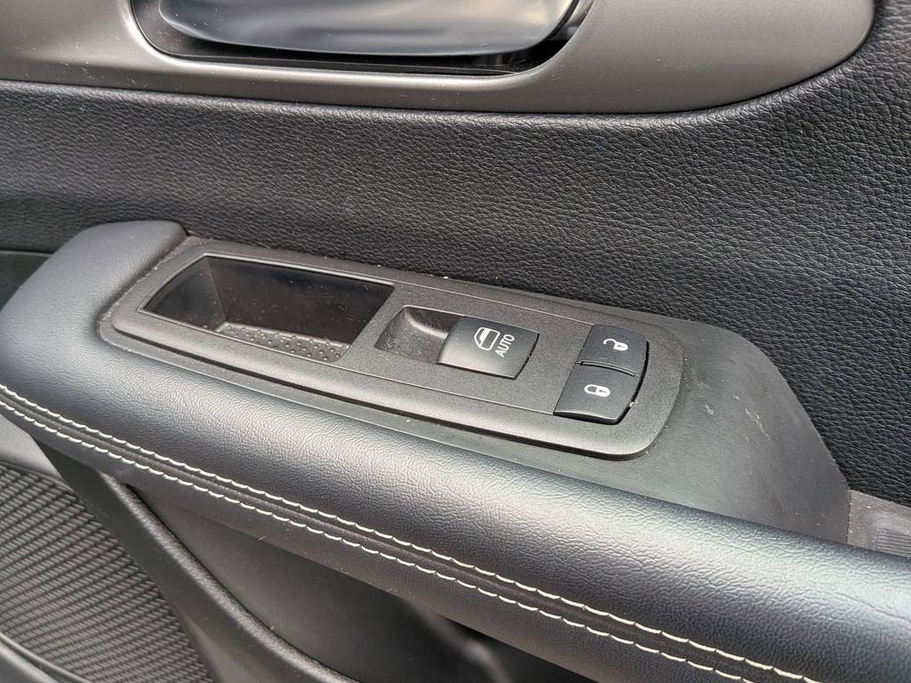 Used 2025 Chrysler Pacifica Select image 34