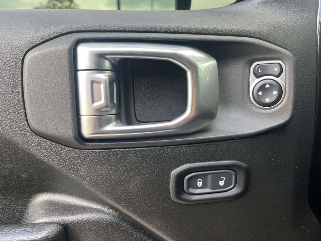 Used 2023 Jeep Wrangler Unlimited Rubicon w/ Cold Weather Group AWD/4WD image 16