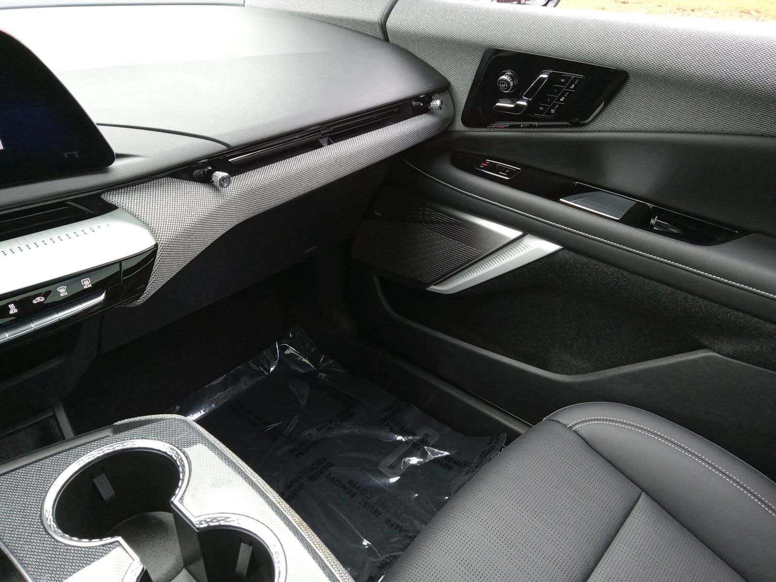 Used 2025 Cadillac Optiq Luxury 2 w/ LPO, Floor Liner Package AWD/4WD image 19
