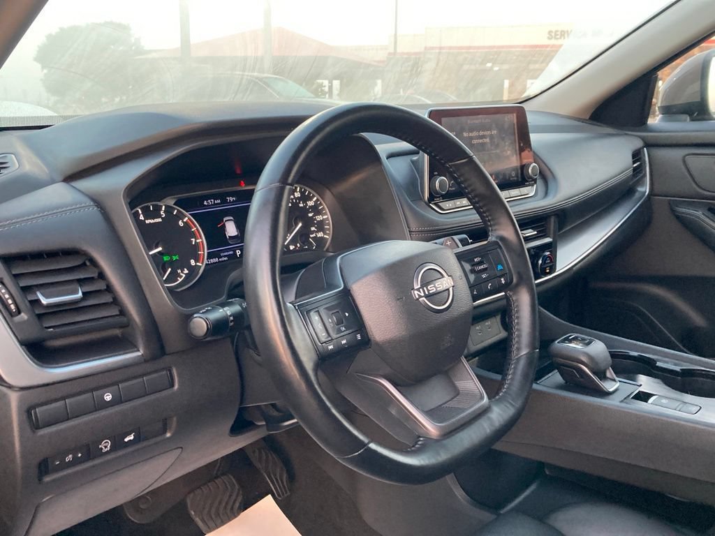 Used 2025 Nissan Rogue SV w/ SV Premium Package FWD image 9