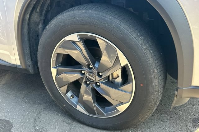 Used 2024 Nissan Rogue SV FWD image 4