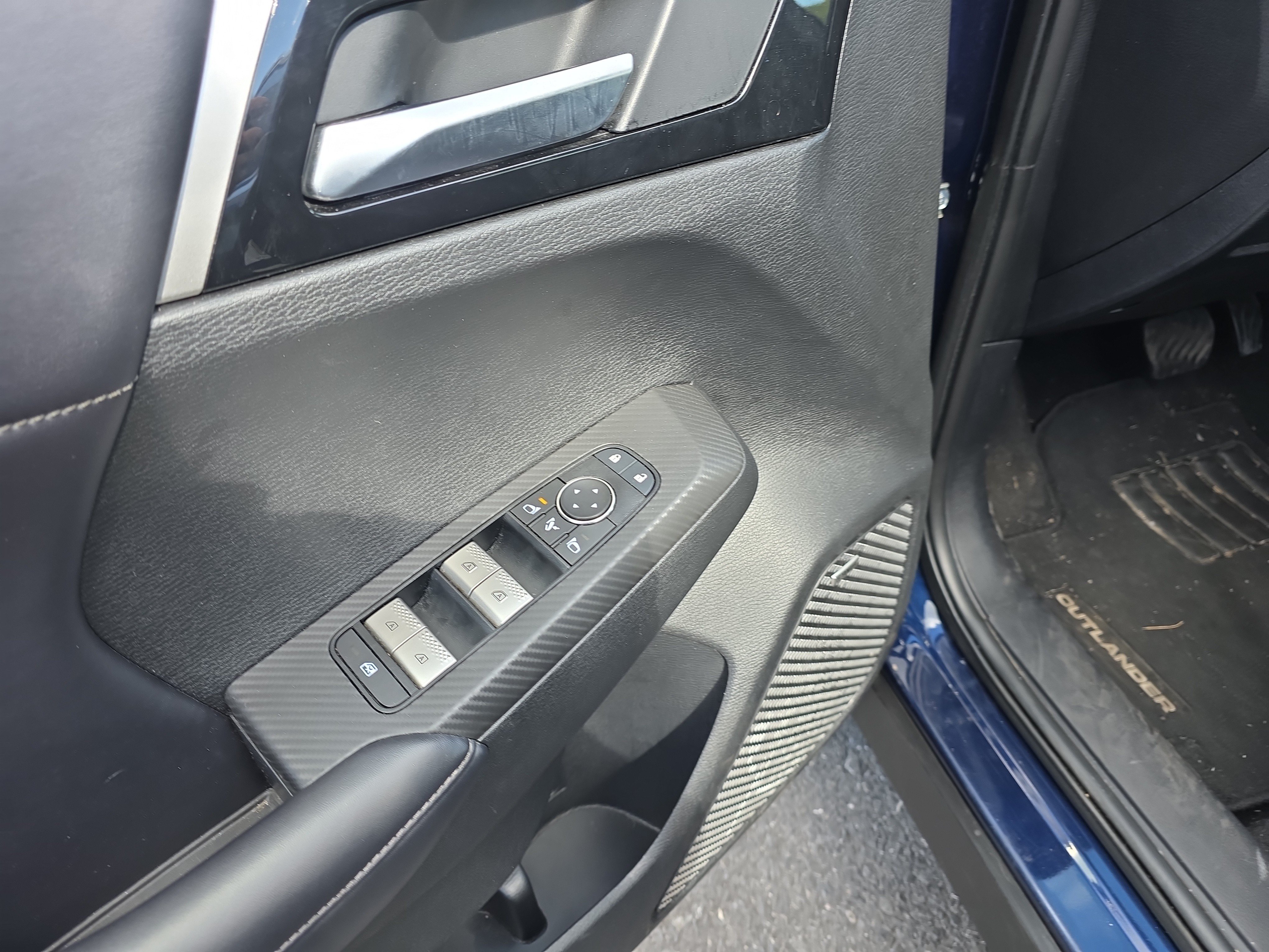 Used 2025 Mitsubishi Outlander SE AWD/4WD image 17