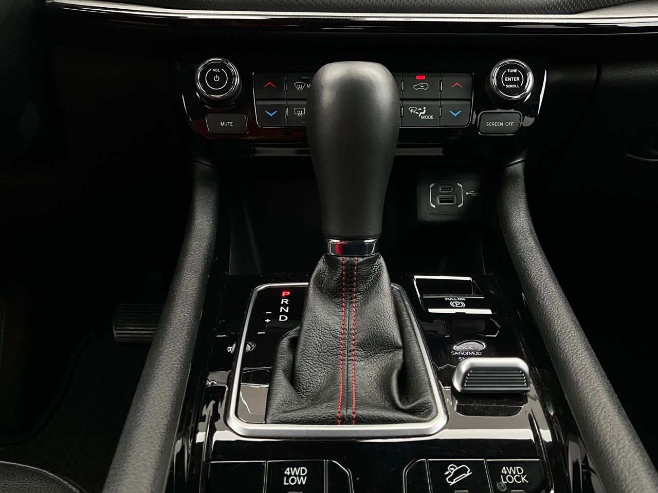 Used 2025 Jeep Compass Trailhawk image 24