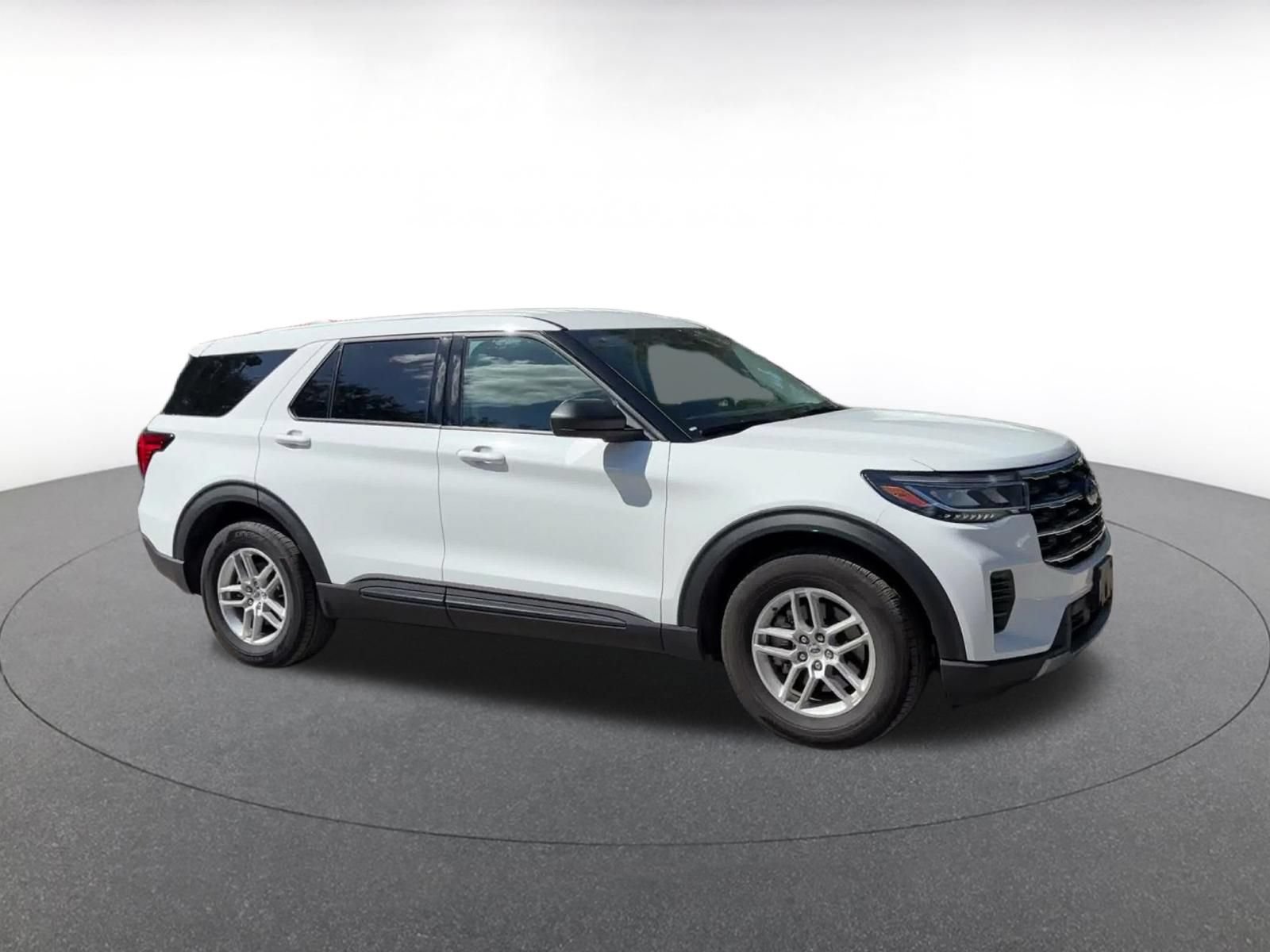Used 2026 Ford Explorer Active RWD image 2