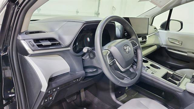 Used 2025 Toyota Sienna XLE w/ XLE Plus Package AWD/4WD image 10