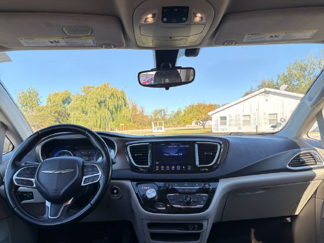 Used 2017 Chrysler Pacifica Touring-L FWD image 15