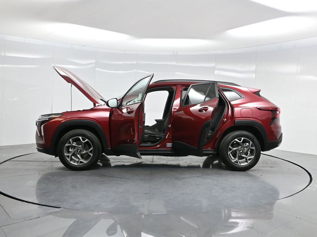 Used 2025 Chevrolet Trax LT w/ LT Convenience Package image 46