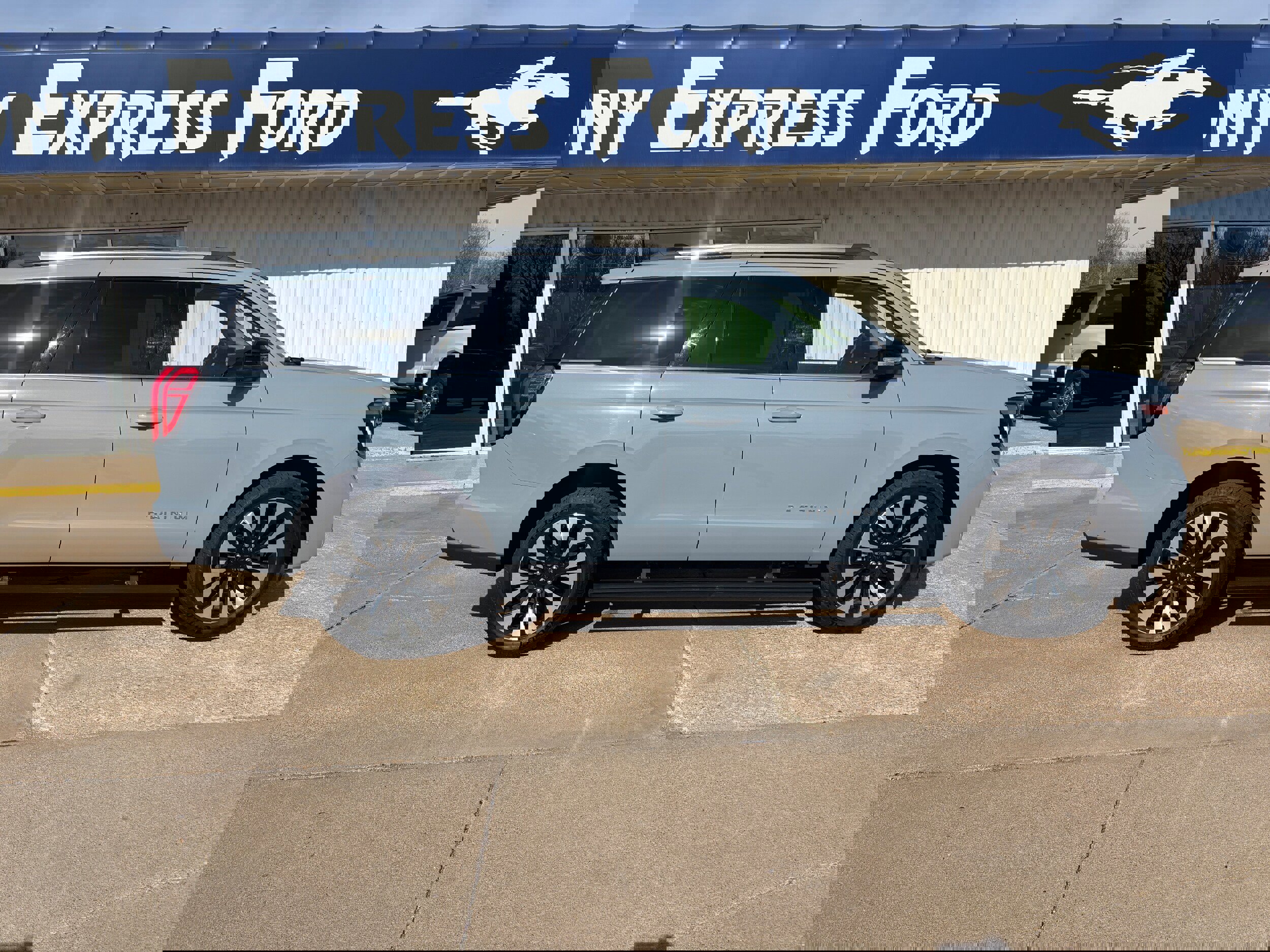 Used 2025 Ford Expedition Platinum w/ Driver's Package image 2