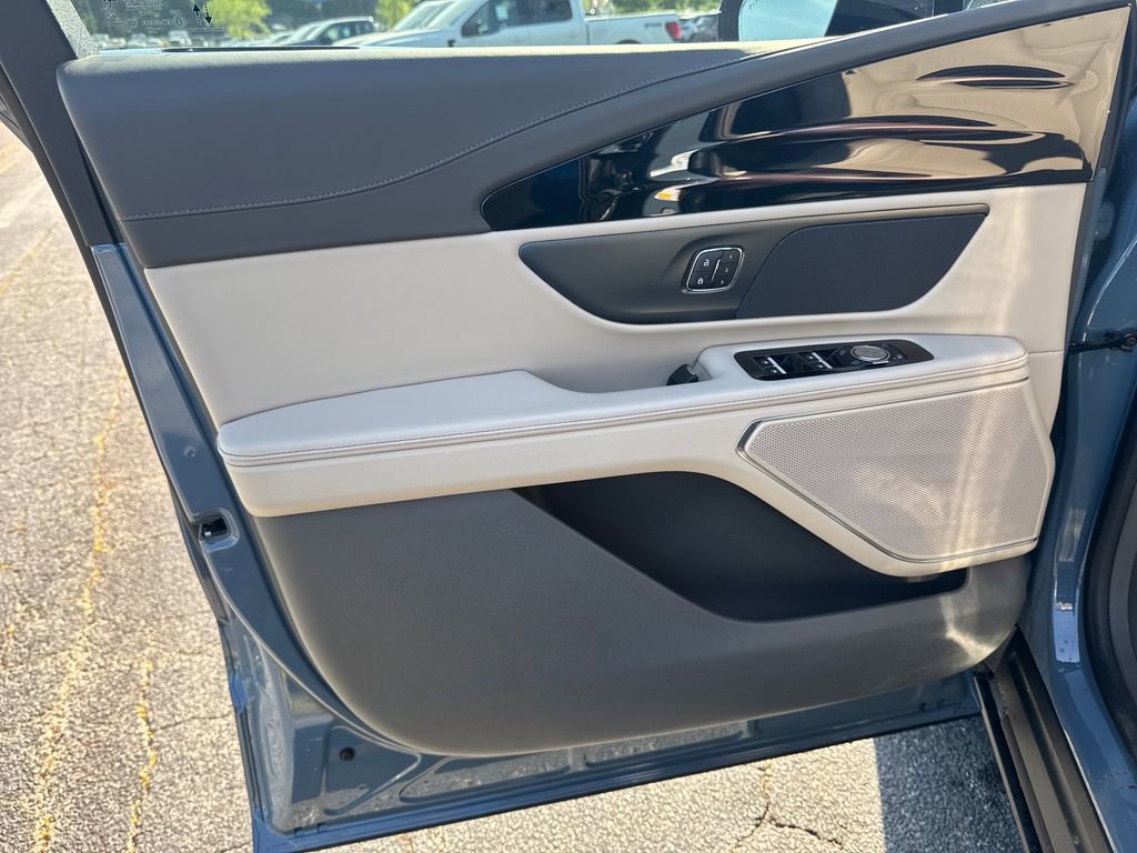 Used 2025 Lincoln Nautilus Premier AWD/4WD image 10