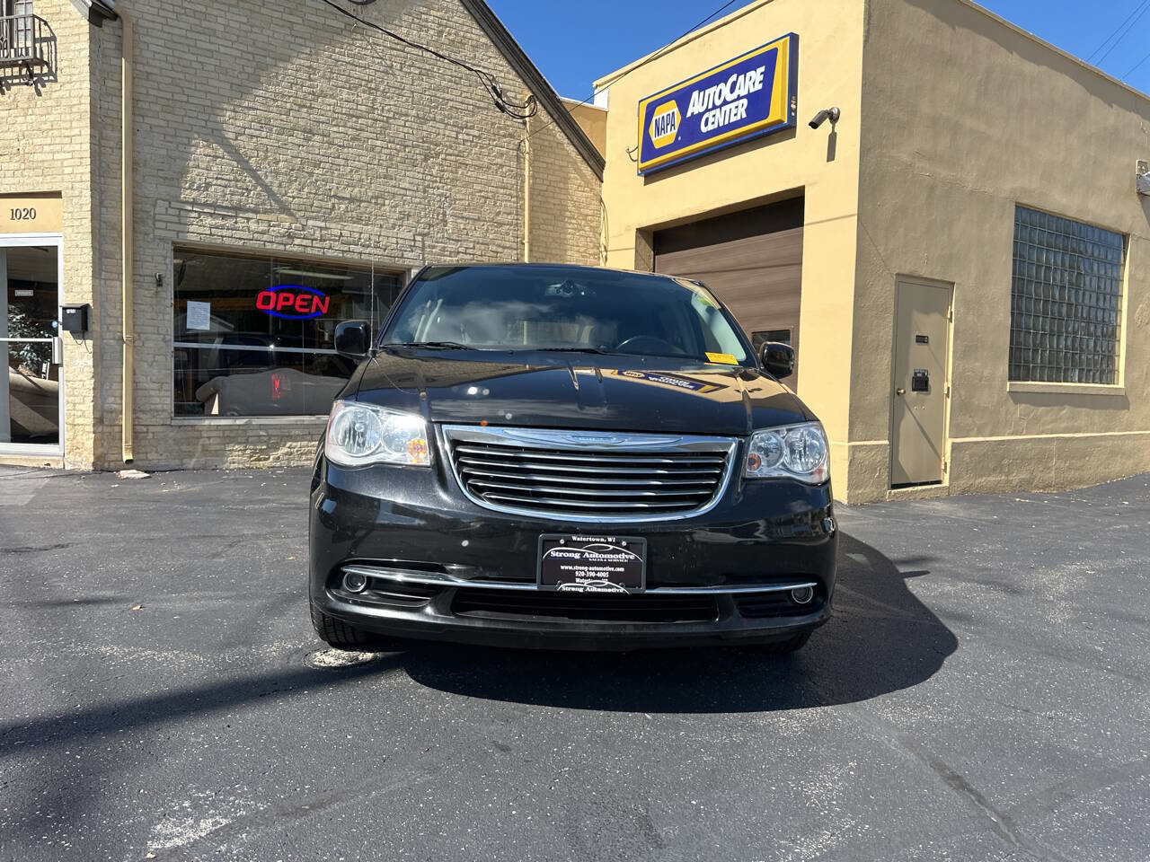 Used 2015 Chrysler Town & Country Touring image 5