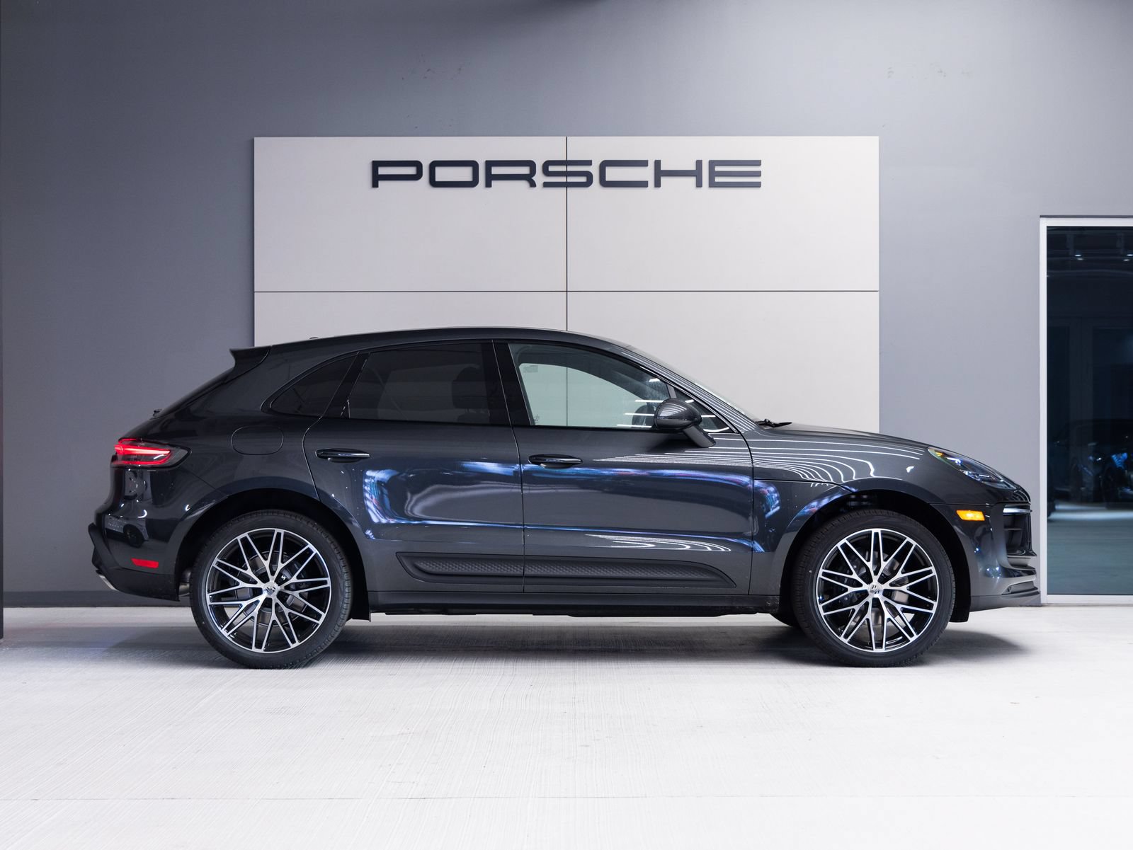 Certified 2026 Porsche Macan AWD/4WD image 8
