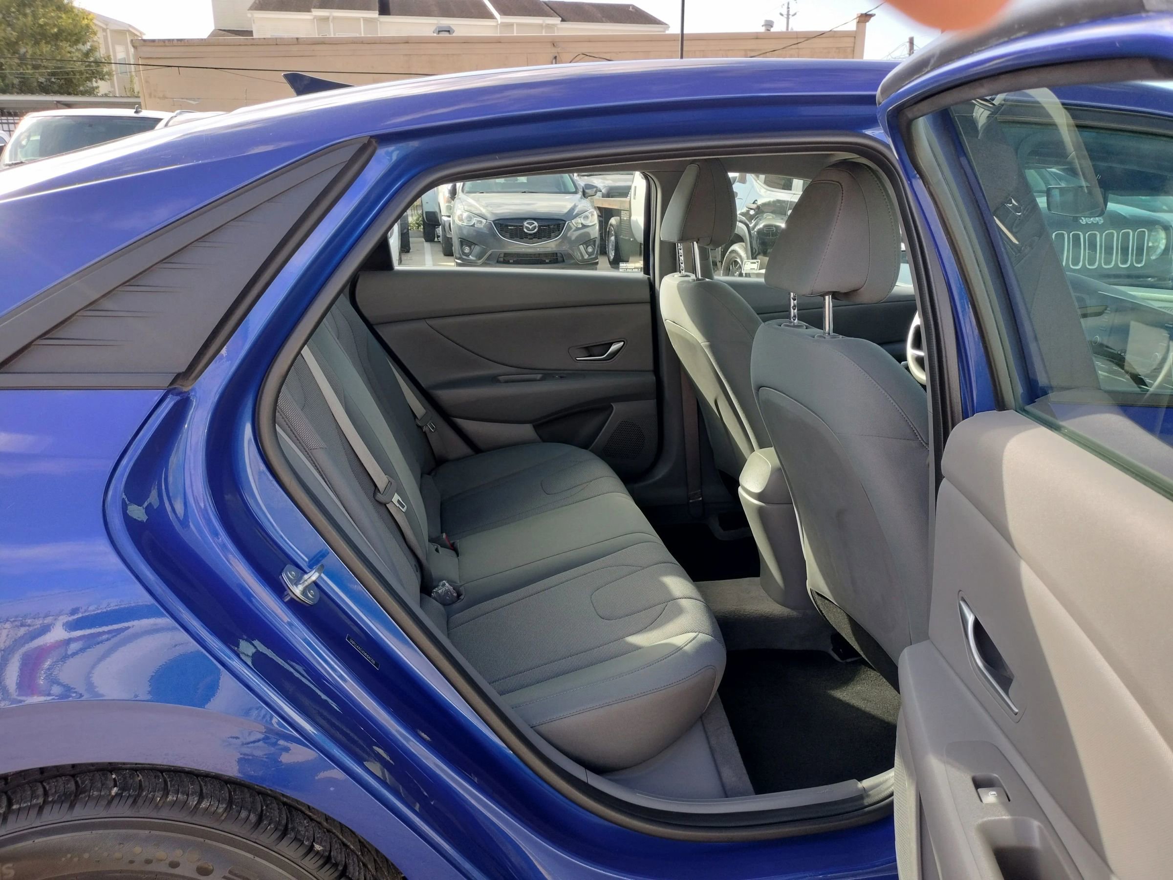 Used 2021 Hyundai Elantra SE image 32