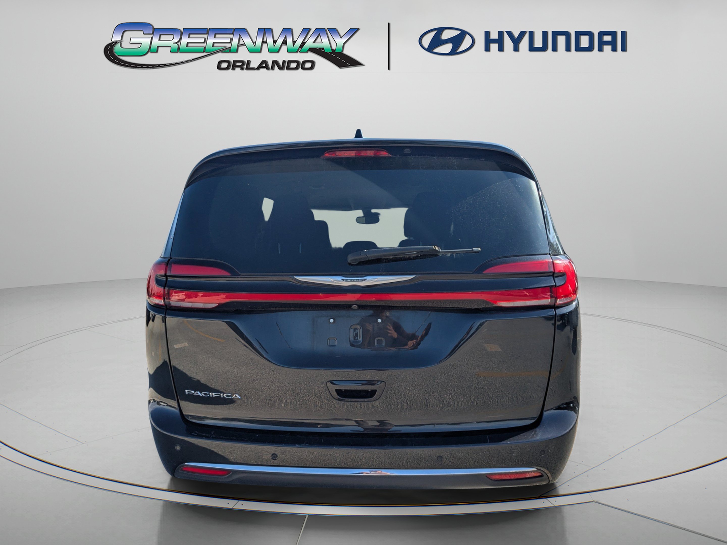 Used 2023 Chrysler Pacifica Touring-L FWD image 7