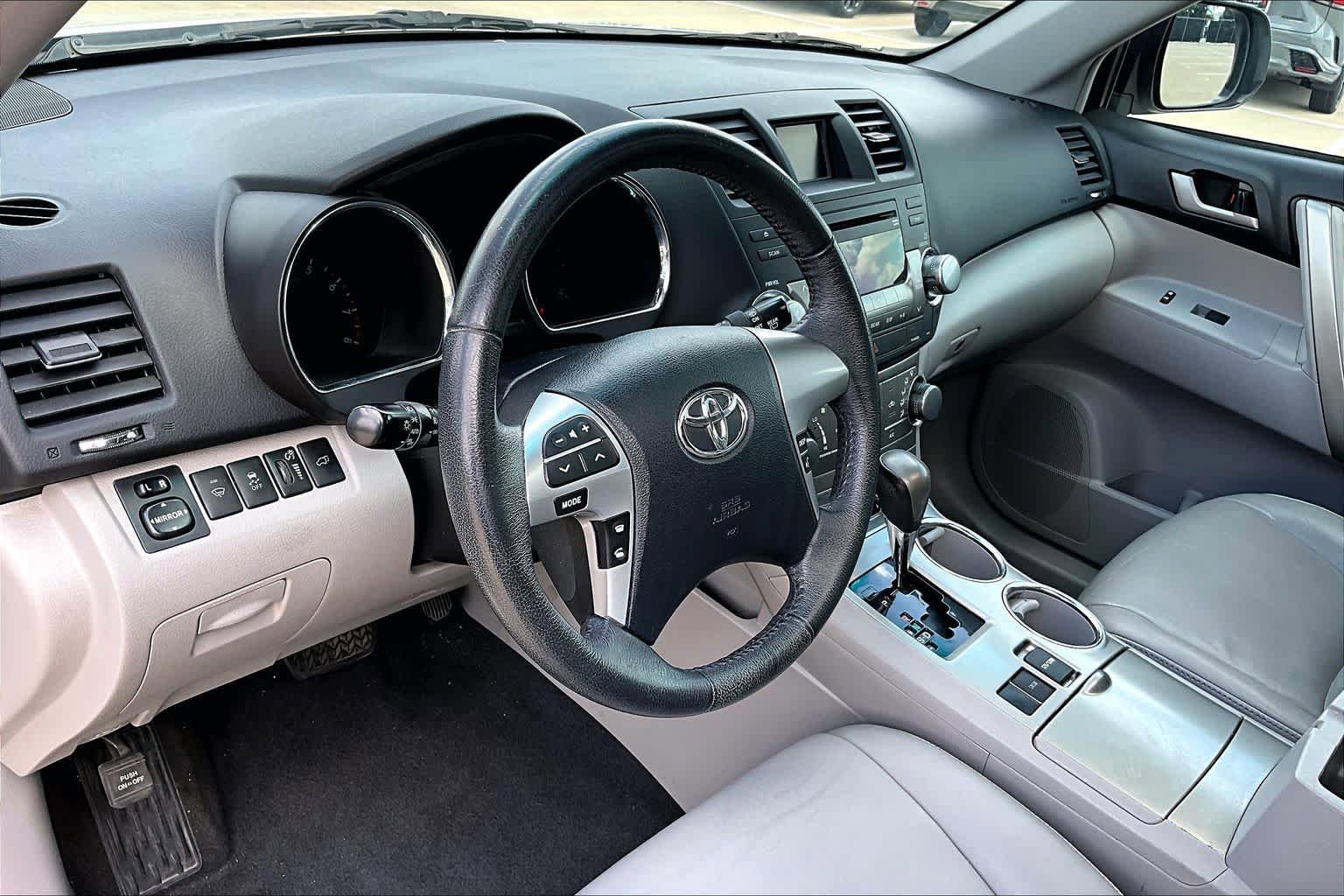 Used 2012 Toyota Highlander SE w/ Tow Pkg FWD image 16