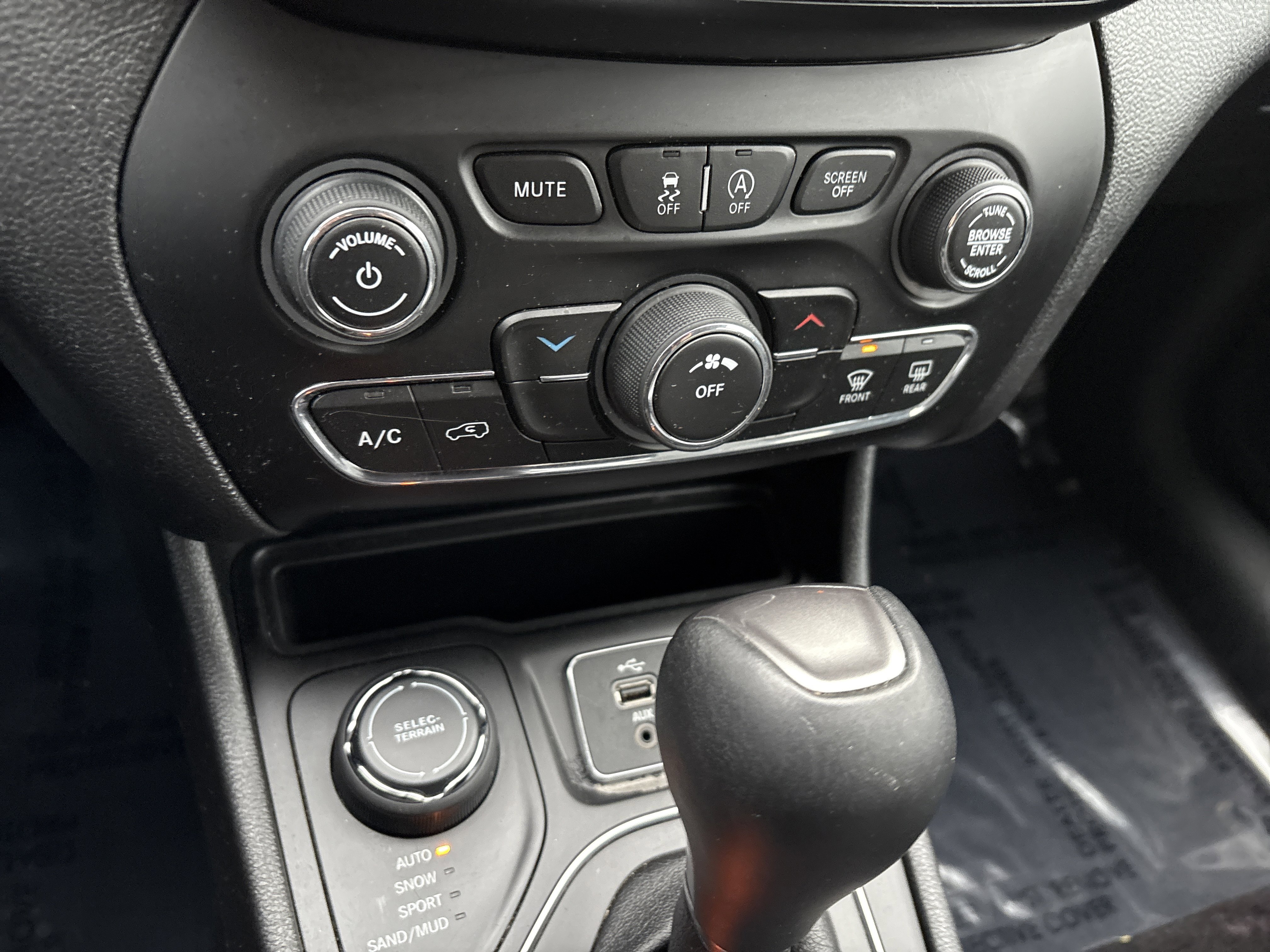 Used 2019 Jeep Cherokee Latitude Plus image 30