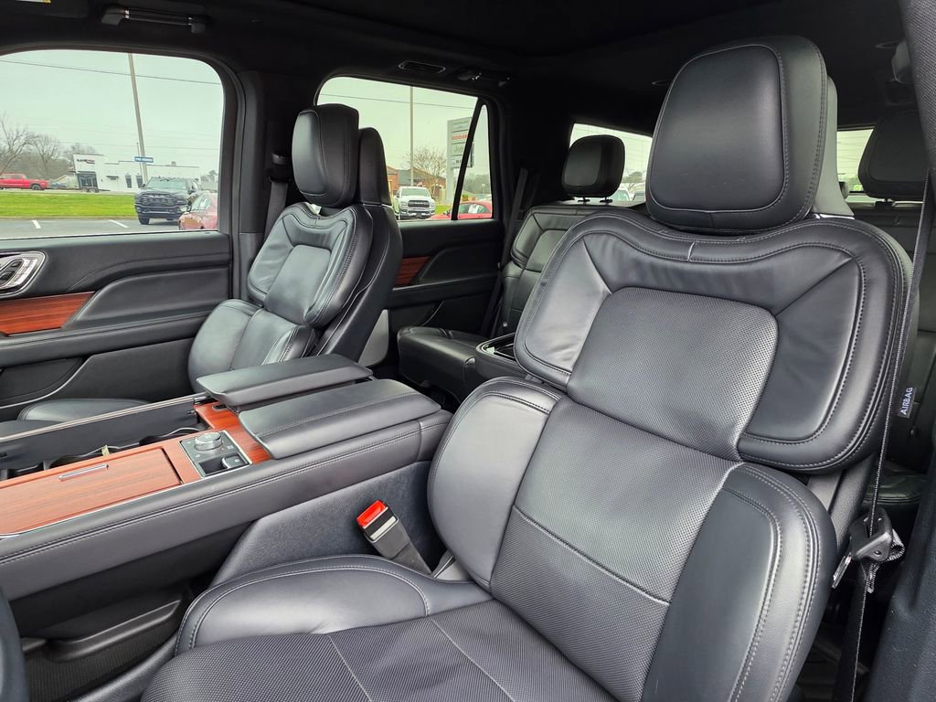 Used 2024 Lincoln Navigator Reserve image 11
