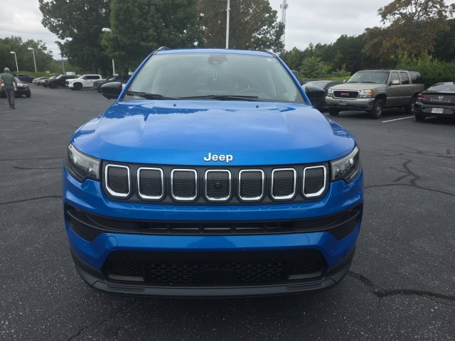 Used 2022 Jeep Compass Latitude w/ Convenience Group AWD/4WD image 2