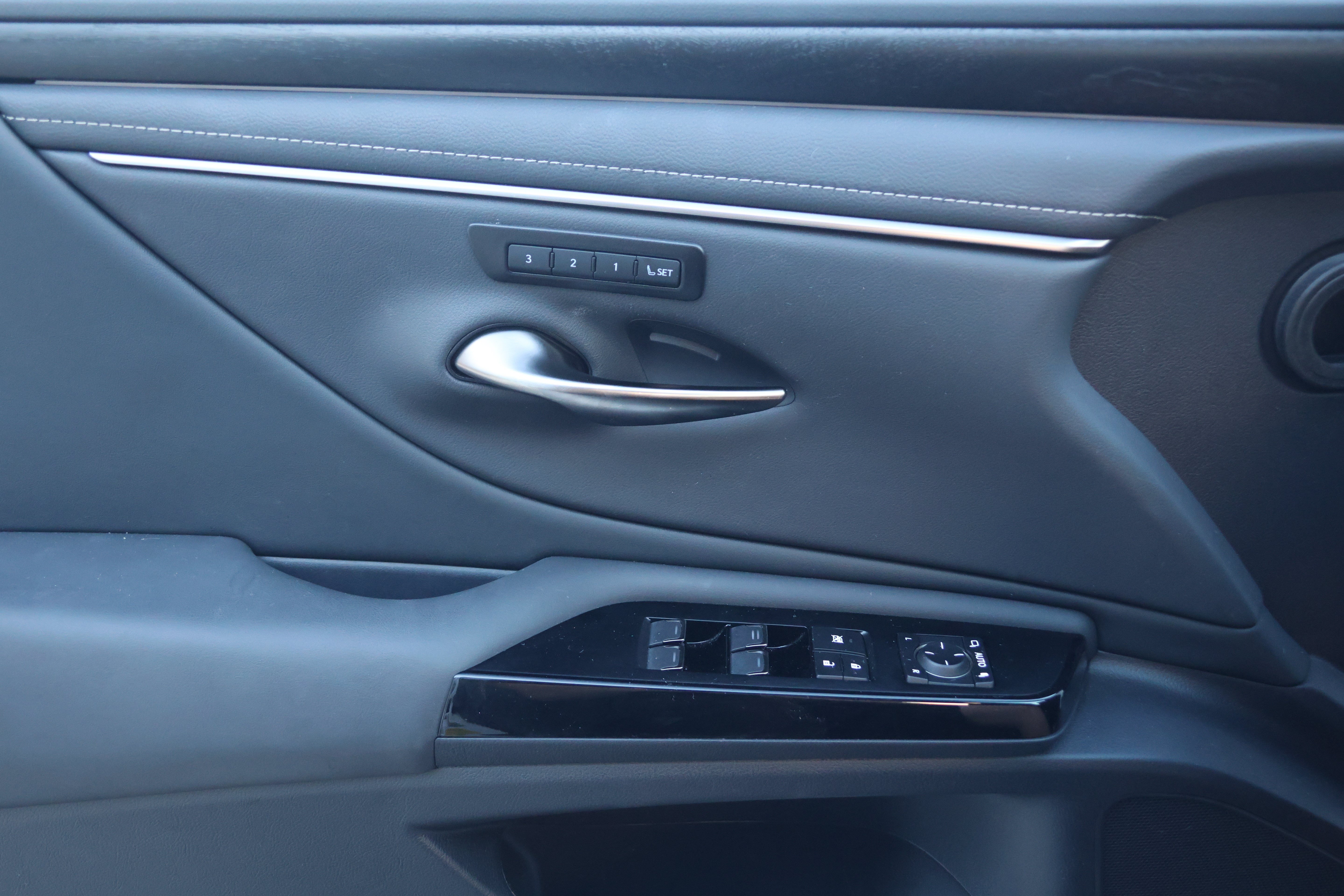 Certified 2025 Lexus ES 300h w/ Premium Package FWD image 12
