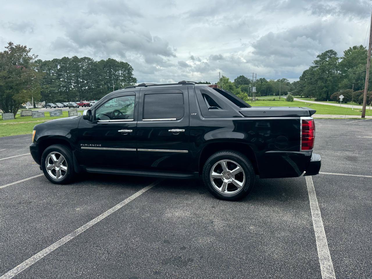 Used 2011 Chevrolet Avalanche LTZ AWD/4WD image 11