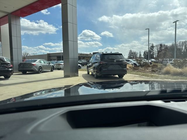 Used 2021 BMW 750i xDrive w/ M Sport Package image 19