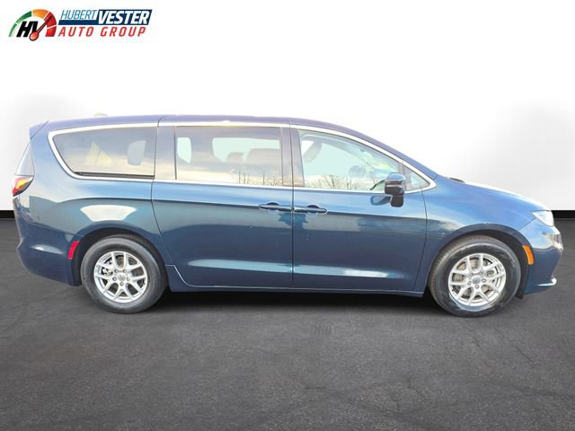 Used 2024 Chrysler Pacifica Touring-L FWD image 5