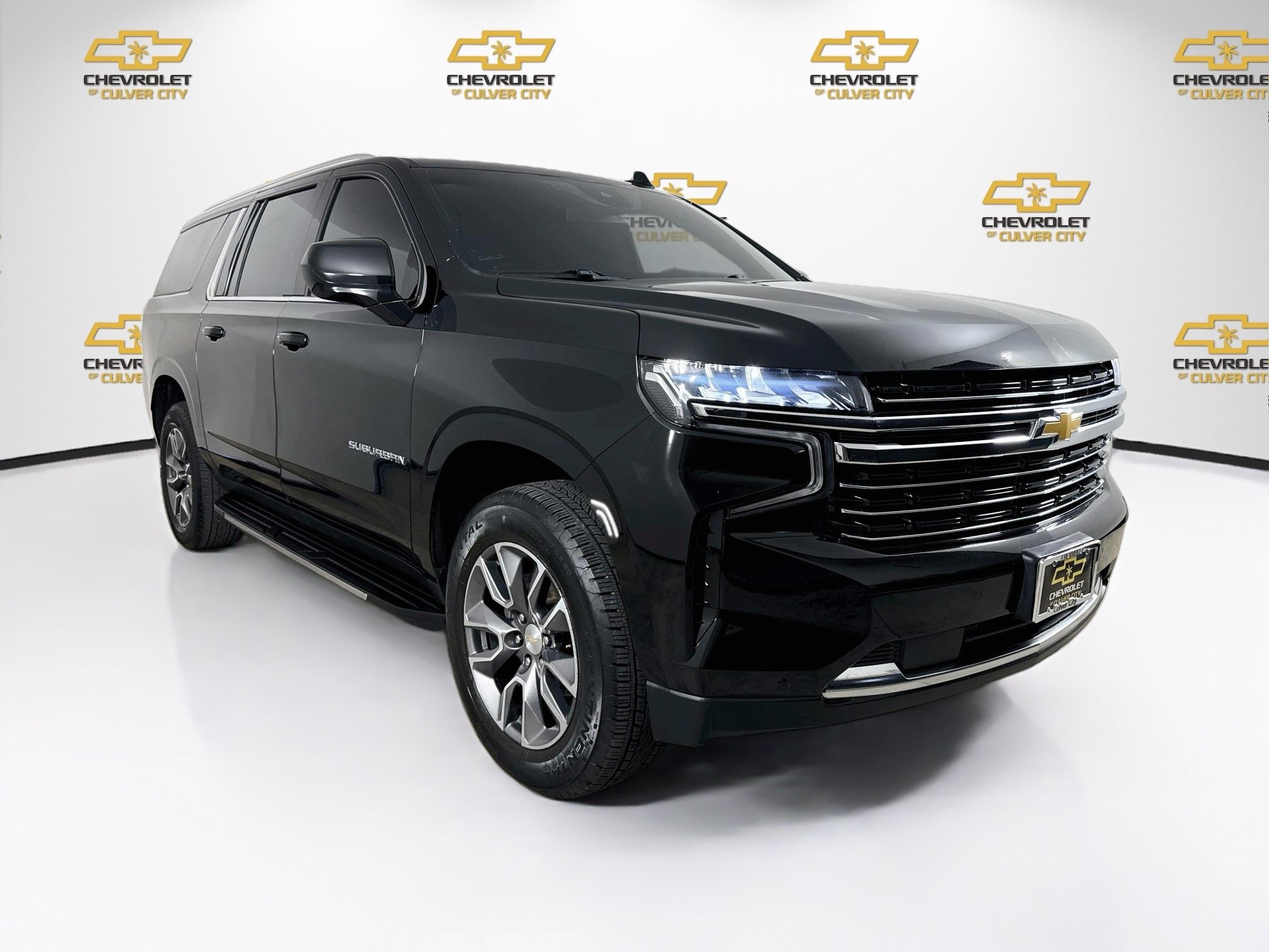 Used 2024 Chevrolet Suburban LT RWD image 1