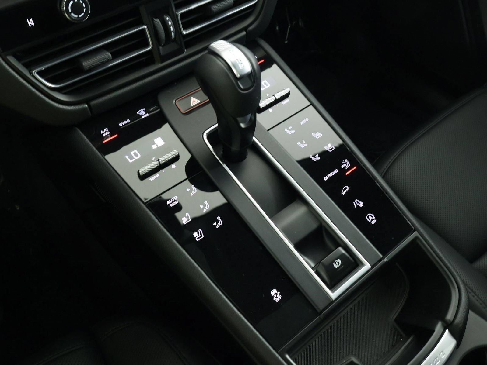 Certified 2026 Porsche Macan AWD/4WD image 18