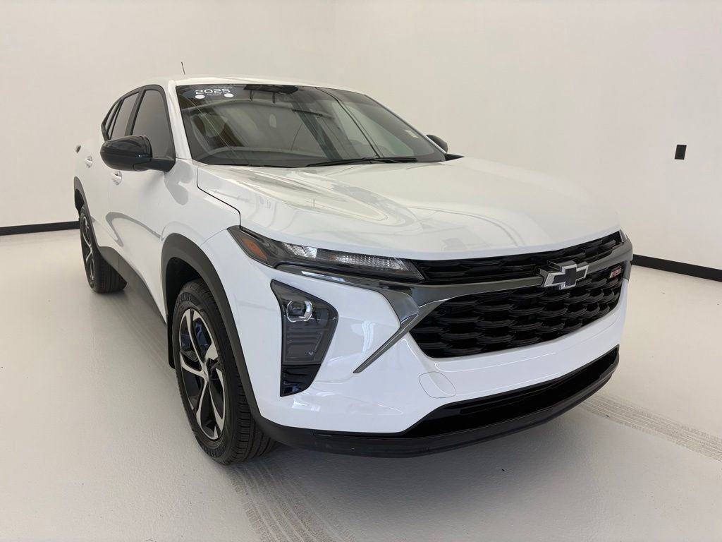 Certified 2025 Chevrolet Trax RS FWD image 11