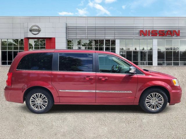 Used 2014 Chrysler Town & Country Touring-L image 3